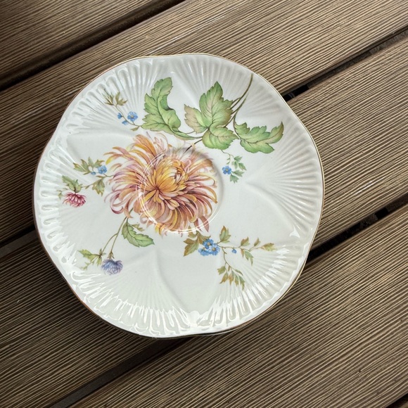 Shelley England Fine Bone China Teacup & Saucer – Pattern 2388 “Dainty Shape” - Picture 5 of 8